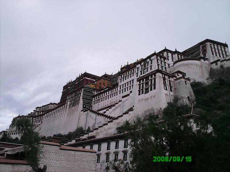 ALasha01 (27).JPG - No elevators---just endless stairs.